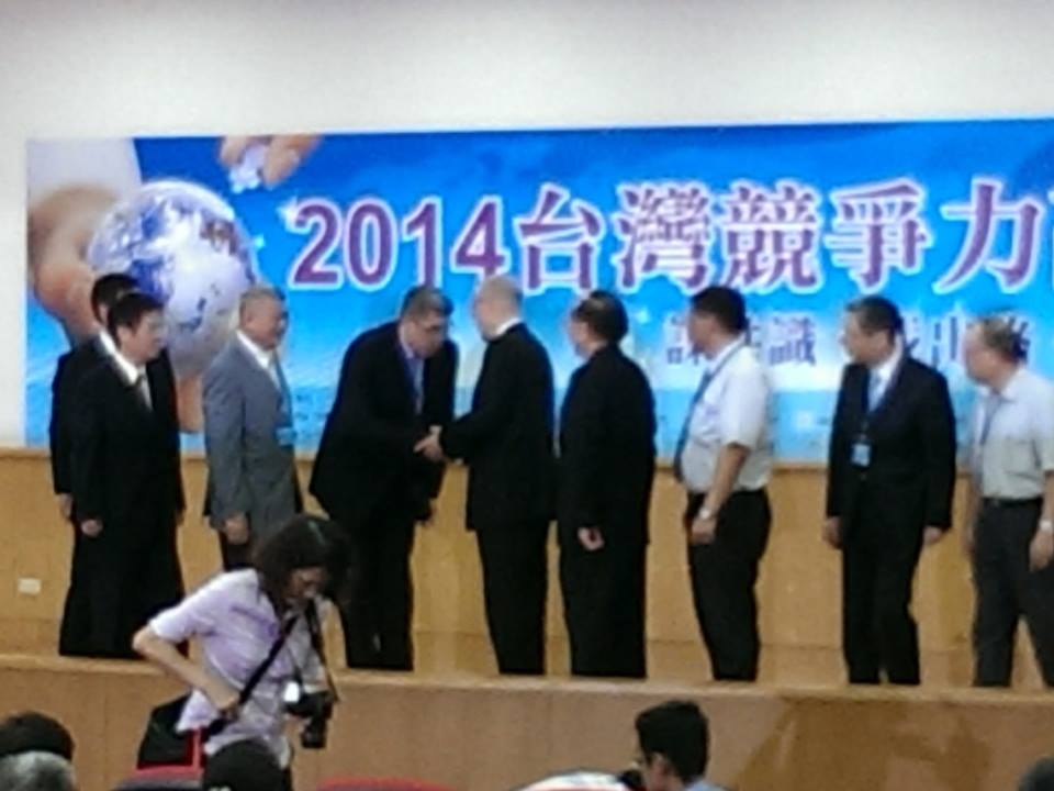 副總統吳敦義15日出席2014台灣競爭力高峰會時與國民黨台北市長參選人連勝文同台,吳敦義除了為連勝文加油打氣外,也推崇連勝文父親連戰在2005年進行連胡會的「破冰之旅」引導兩岸和平的貢獻 ,而兩人同台時吳敦義也和連勝文握手致意。 (記者唐詩攝影)