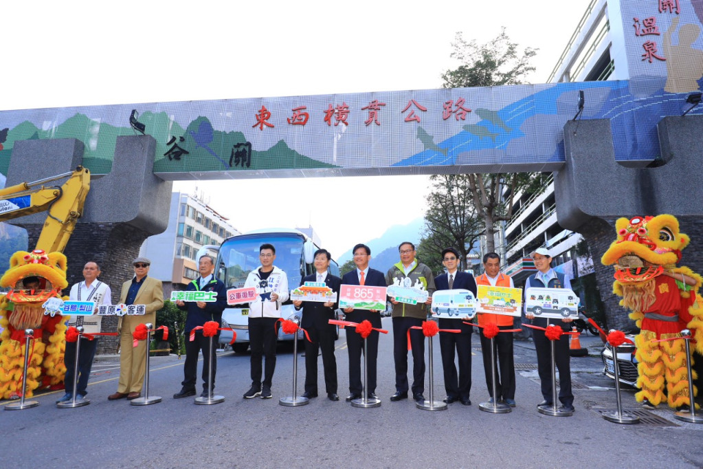 盼了18年的谷關通往梨山公車，交通局今日舉行「中橫便道梨山幸福巴士通車典禮」，林佳龍市長、副市長林陵三、交通局長王義川等人，共同前往見證865路公車上路。（台中市新聞局）