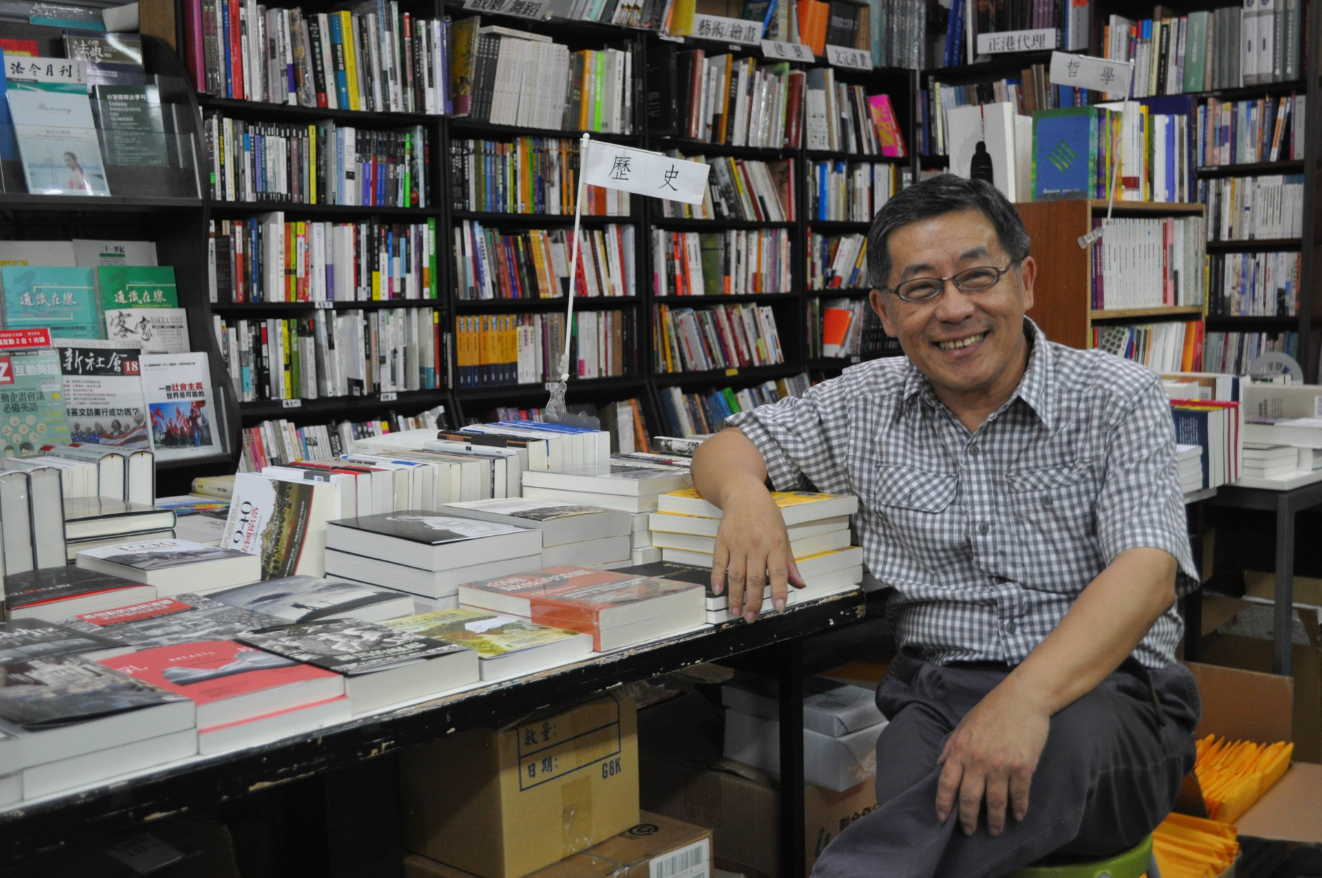 隱身溫州街巷弄大樓地下室的唐山書店，外觀毫不起眼，卻是人文社科讀者找書的聖地，正是陳隆昊創作的獨立書店風景。(北市文化局提供)