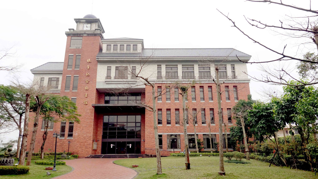 位於南投竹山鎮外觀像歐洲莊園的欣榮圖書館。記者蔡育豪攝影