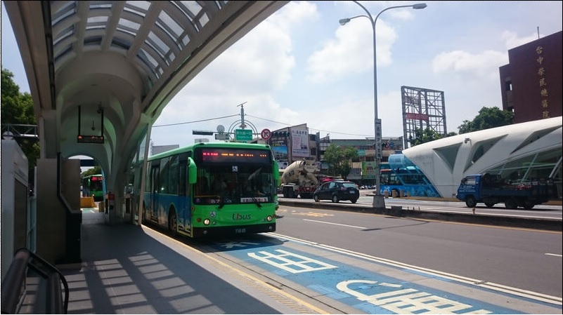 中市交通局於通勤高峰將開「跳蛙式」幹道公車，每趟省20分鐘。另應大學師生需求，將加開電動公車進校園。（摘自網路）