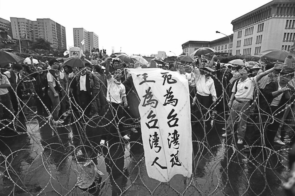 1989年5月19日，詹益樺引火自焚的方式，在總統府前撲向蛇籠鐵絲網上掛著「生為台灣人、死為台灣魂」的布條上，繼鄭南榕而壯烈自焚。圖／邱萬興