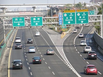 大年初四春節年假近尾聲，22日國道中山高速公路等南部路段上午陸續湧現返回工作地的車流，上午時速仍可維持60至70公里。（中央社）