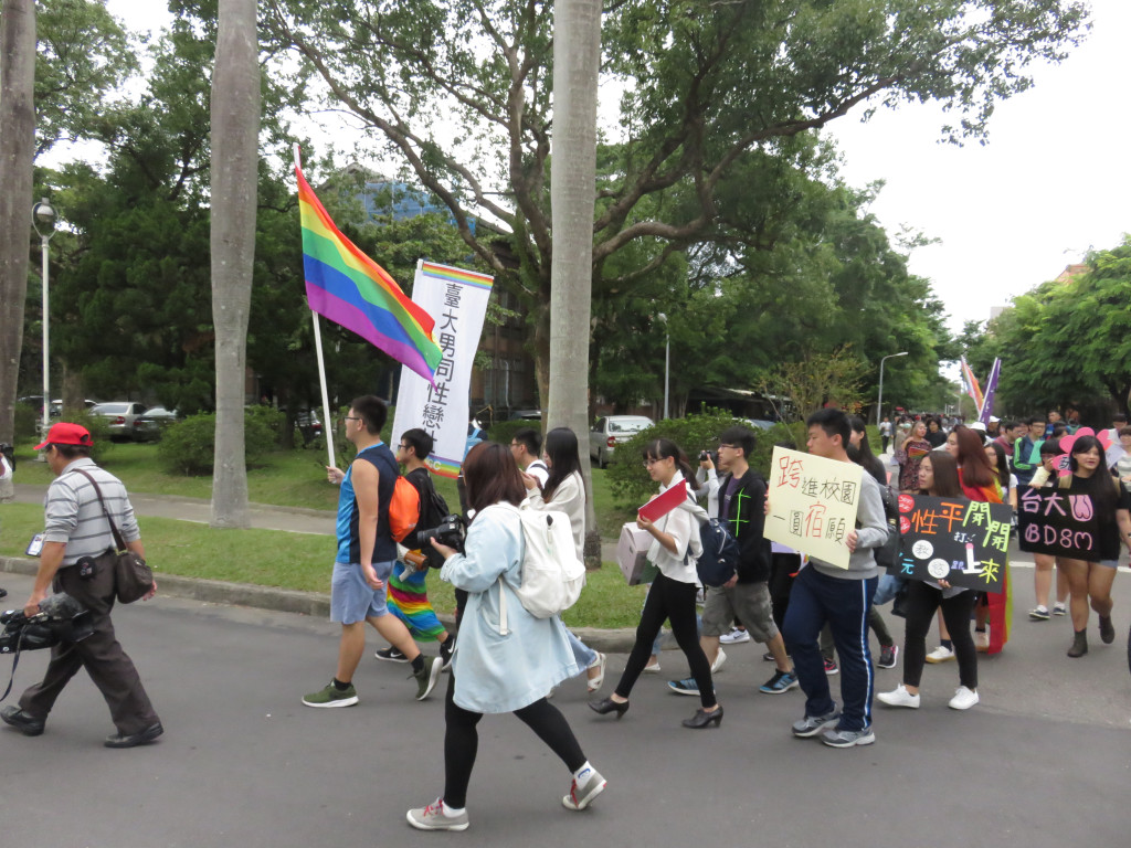 台大學生會與性別社團今（27）日發起校內同志遊行，爭取校方對性別友善宿舍作出具體規劃。圖／程士華