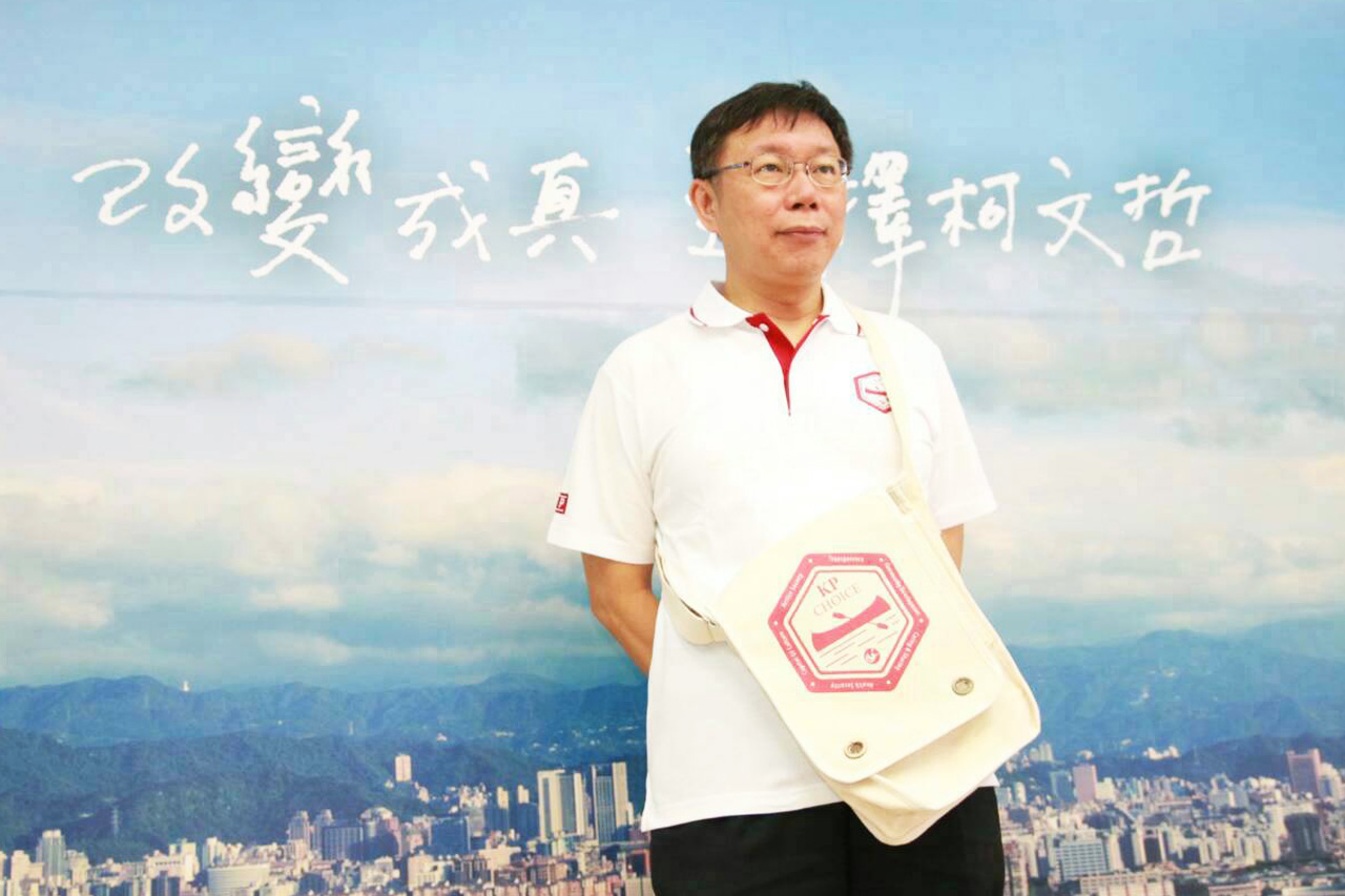 無黨籍台北市長參選人柯文哲今(12)日召開「公民獨木舟」記者會，公佈最新募款商品，包括公民獨木舟背包、POLO衫、貼紙等。（朱蒲青攝）