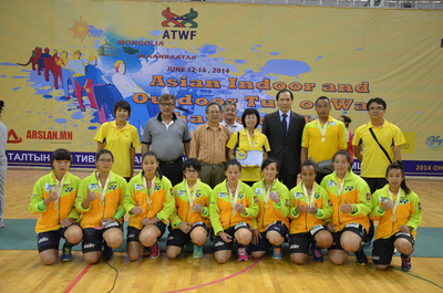 以台北市景美女中拔河隊為班底的中華台北女子拔河隊，前往蒙古人民共和國參與「2014年亞洲盃拔河錦標賽」，14日奪得室內女子500公斤組后冠，達成三連霸。今在室外賽，再奪一冠。（景美女中提供）中央社