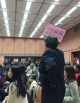 財政部以市場派慣用的大舉徵求委託書，甚至在現場舉牌向股東喊話的爭議方式，拔掉台新金在彰銀的經營權，不但讓外界看傻眼，也等於宣告「政黨輪替風險」正是企業投資台灣的重要風險。（中央社）