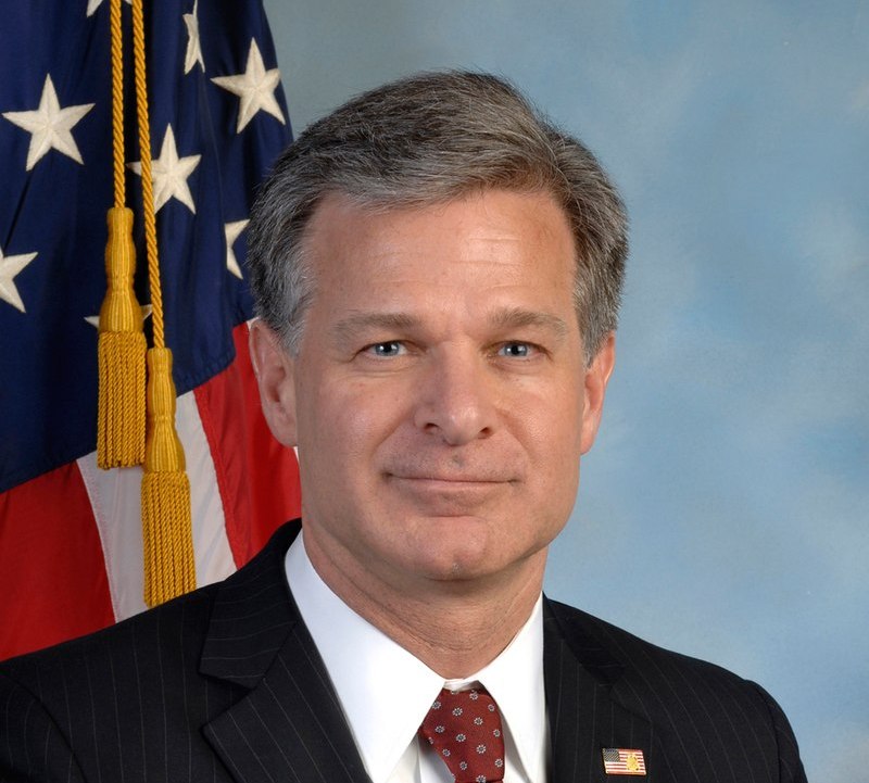 美國聯邦調查局（FBI）局長克里斯多福·雷（Christopher Wray）星期四（9月24日）表示，中國仍在試圖刺探美國的新冠病毒研究，並針對相關研究機構發起網絡攻擊。圖／維基公有領域