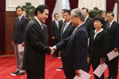 總統府8日舉行新任行政院院長、副院長暨政務人員宣誓典禮，總統馬英九（前左）向行政院長毛治國（前右）握手致意。圖:中央社