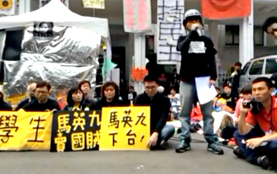 你有警棍,我有安全帽。大學教授裝備上身,保護學生。