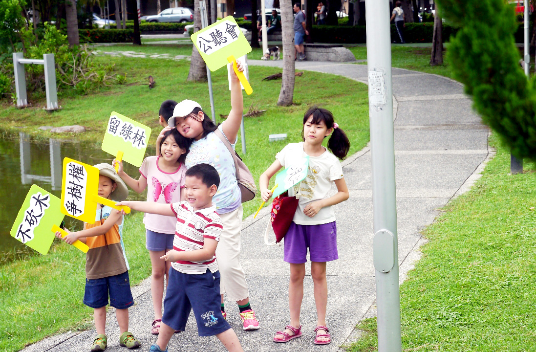高雄中央公園正反方大戰，風雲起兮6/19文化院登場，暗潮洶湧，備受關注。（記者陳俊廷攝）