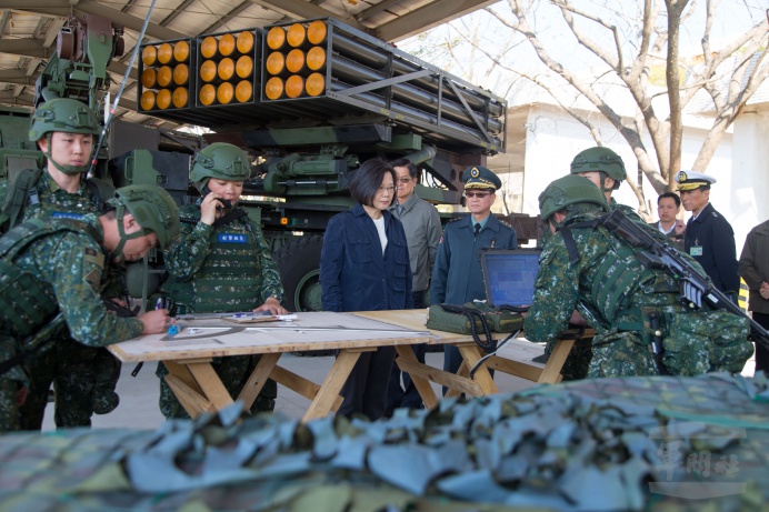 蔡英文上午導視台中成功嶺時指出，面對已經改變的軍事威脅樣態，她下令國防部強化本島東部防禦的能量，優先布署防空飛彈。圖／軍聞社網站