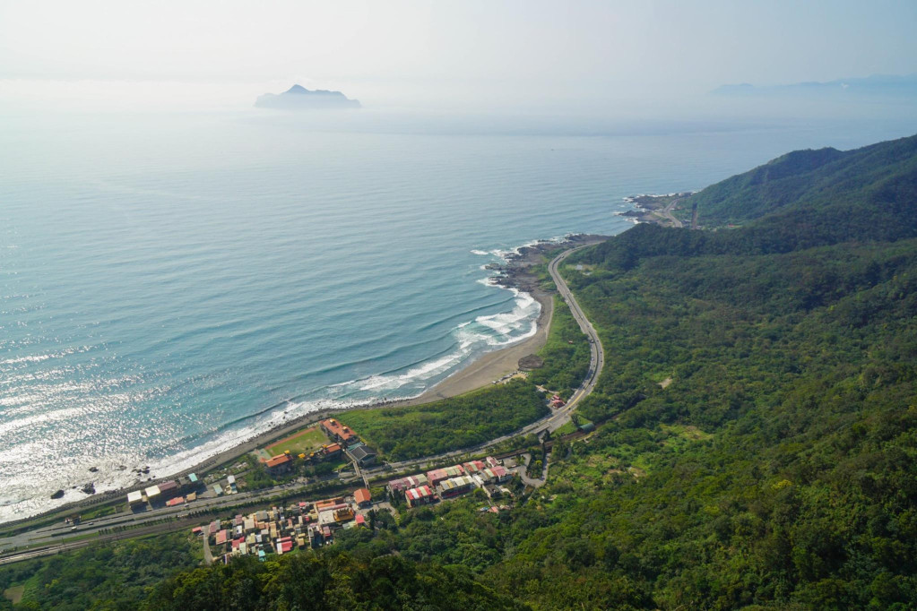 宜蘭蜜月灣是台灣東北角海岸的一個小海灣，博愛公司開發案計畫在此地做107公頃的大型度假村開發，今（30）日在環保署做環境差異評估影響分析審查會議（取自宜蘭縣長林聰賢粉絲專頁）