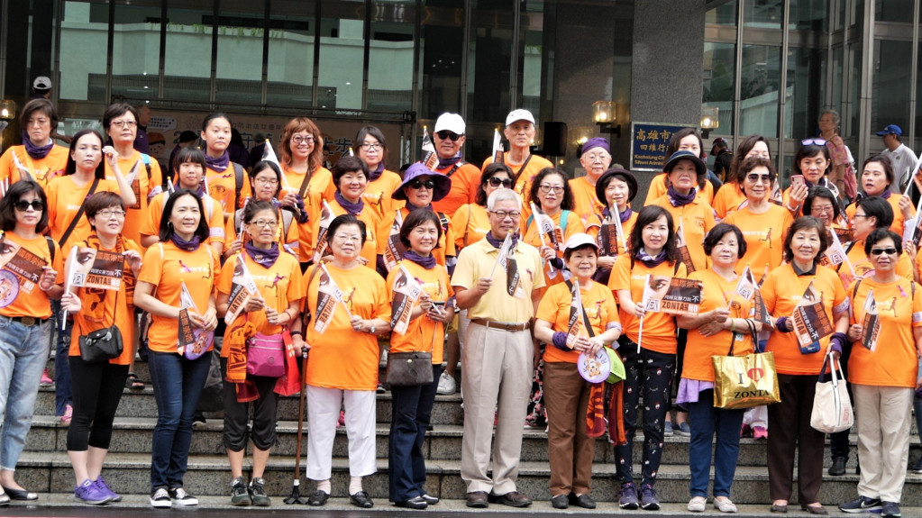 家庭暴力防治法20週年 高市府今在市府四維中心前廣場宣示反家暴「齊力守護、暴力止步」。(圖/陳俊廷)