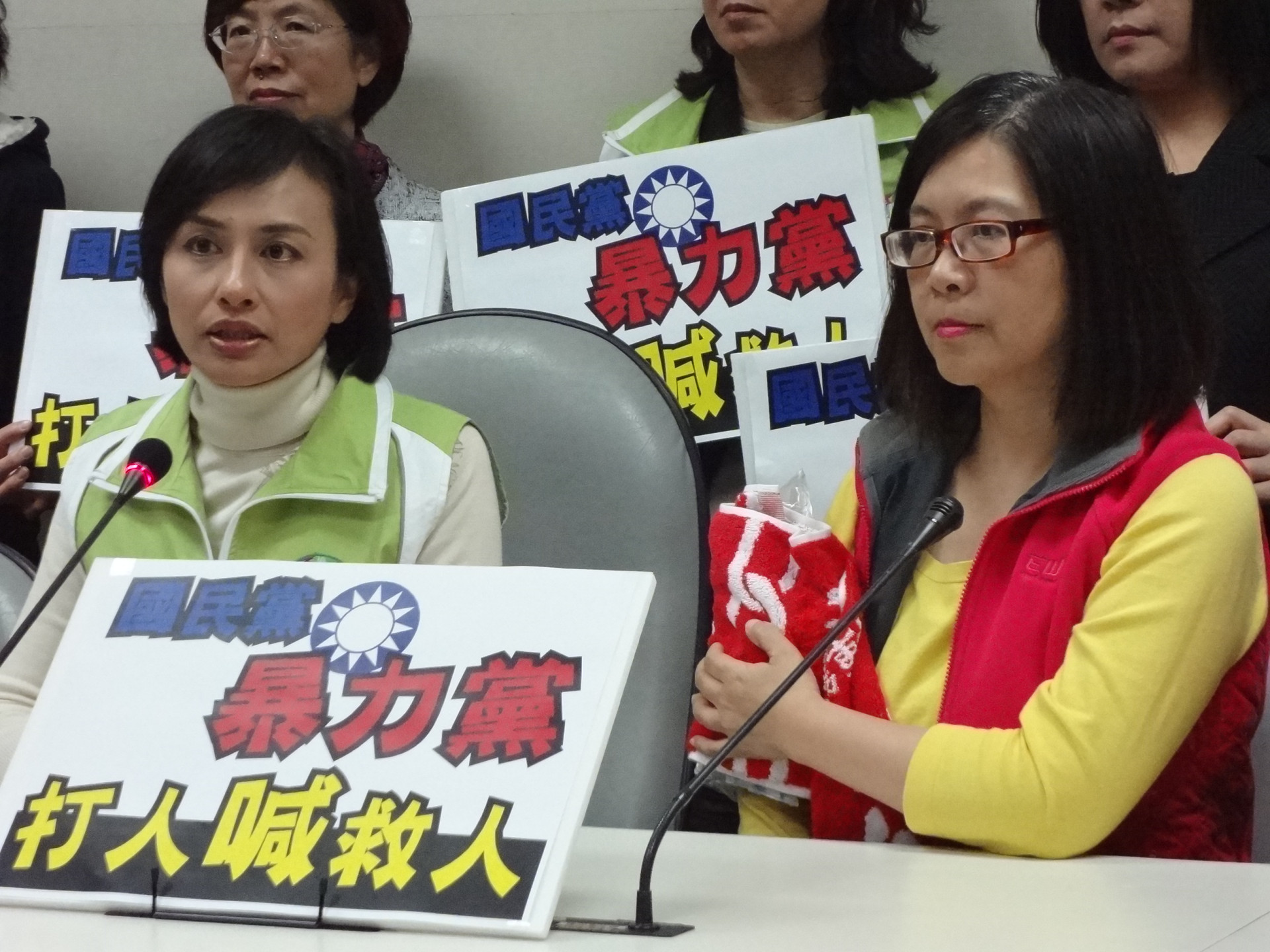 立法院初審服貿大戰,第二天爆發立委管碧玲被國民黨團助理推打,管碧玲事後舉亍記者會時,右手臂還用毛巾包著冰塊冰敷。(劉明堂攝)