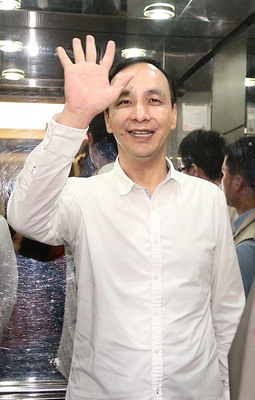 雖然市政火燒屁股了,國民黨主席朱立倫今(2)日還是接受飛碟早餐主持人唐湘龍專訪。(中央社提供)