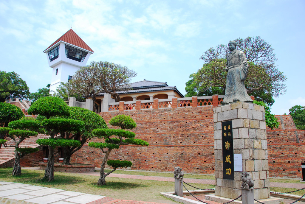 日本把熱蘭遮城的殘城夷平，改建方形磚砌的階梯高台，台中央建洋樓。戰後改名為「安平古堡」，放清代古砲，並立鄭成功雕像。圖／呂自揚