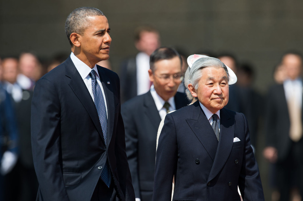 日本天皇明仁（圖右）因年事已高，無法負荷繁重的職務，在釋出希望能退位的期盼後，《共同社》透露，日本政府已開始著手研究明仁天皇退位與新天皇即位的各種方案。圖／William Ng@wikimedia