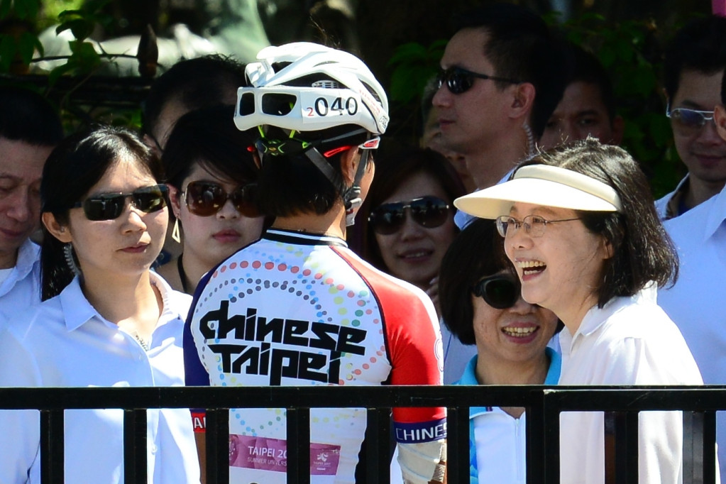 世大運滑輪溜冰馬拉松女子組台灣選手楊合貞奪冠，這是她此次世大運個人第5金，總統蔡英文也到場為選手加油，賽後並向楊合貞致賀。圖／郭文宏