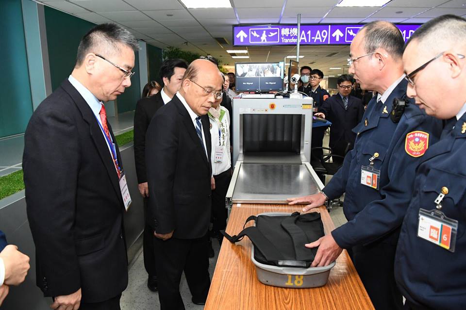 蘇貞昌今日前往桃園機場視察非洲豬瘟防疫工作，對於外界討論陸委會主委陳明通的「禽獸說」，他表示「中國軍機都已經越過中線，威逼台灣而來，我們還吵，值得嗎？」，但也提醒韓國瑜，跟中國簽訂購買的意向書，跟接到訂單是完全兩回事。圖／行政院