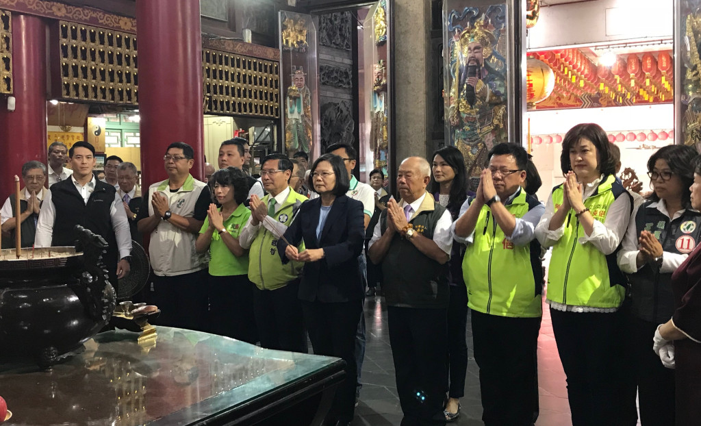 蔡英文下午前往嘉義市朝天宮餐香祈福，她也呼籲，涂醒哲有原則、目標明確，拜託再給他四年，「週六一定要去投票」。圖／民進黨提供