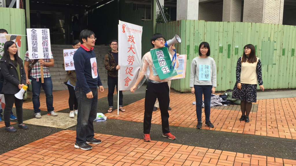 政大學生勞動權益促進會等團體今（21）日於政大行政大樓前召開記者會，揭校方以奇特課程規避《勞基法》的做法。圖／抗議學生提供