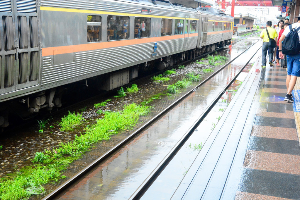 花東民眾每年為了要順利返鄉過節，年年都得搶票，台鐵推出的花東線實名制車票今年天開賣，將近3千個座位在10分鐘內全被搶光。(圖/民報資料庫)