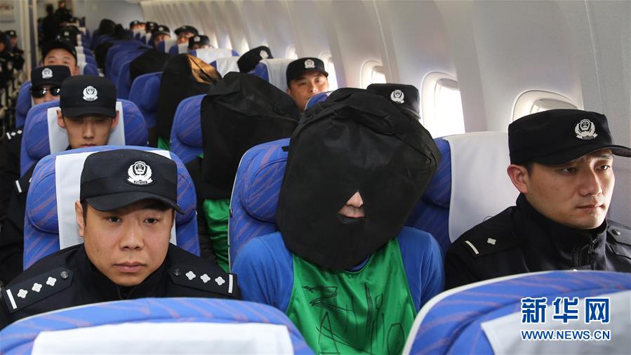 台灣的詐欺犯應該處以嚴刑，但無須中國施展其「治外法權」。這張圖，中國官媒新華網寫道：「我國首次從非洲大規模押回電信詐騙犯罪嫌疑人。」(圖片取自新華網)