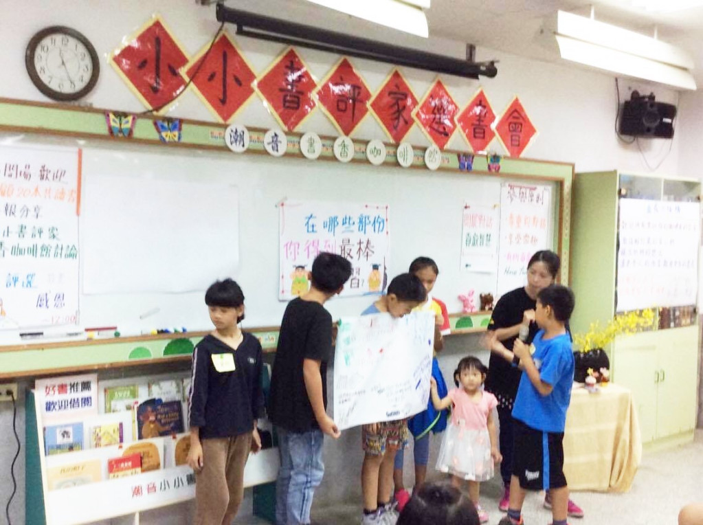 陪讀員們在「選書㑹」。（陳來紅提供）