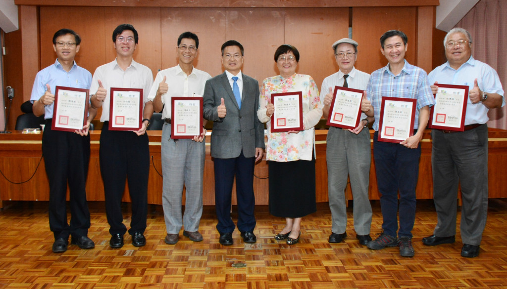 「彰化縣政府台語文園區」 2日召開籌備處委員會第一次會議，魏明谷縣長頒贈聘書給籌備處委員。圖／彰化縣政府提供