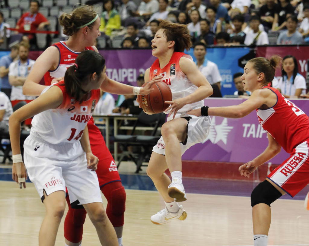 日本女排和女籃都在昨天的四強賽順利獲勝，將分別和俄羅斯及澳洲隊打金牌戰，日本教練面對歐美各國的身高差距，除了先讓選手們在幾個月前就有所準備外，也有一套自己的戰術因應。圖／2017台北世大運組委會提供