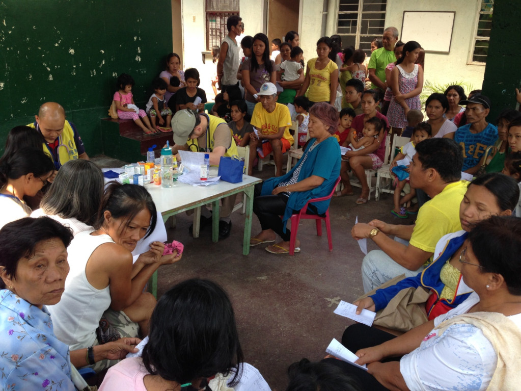 台灣的醫療水準足以輸出、照顧到世界各個被需要的地方！國際醫療衛生促進協會希望更進一步推動台灣醫療服務國際化，正積極籌辦第一屆國際醫療典範獎」選拔暨表揚活動。圖中兩位著黃背心者為台灣兩位醫師，於赴菲律賓義診時的忙碌情形（網路資料照）