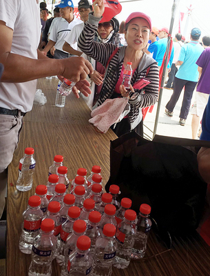 國民黨立委表示若赴太平島漁船遭開罰，將發動民眾募款挺漁民。圖為昨天屏東5艘漁船返回屏東漁港，帶回太平島淡水供民眾領取。圖／中央社（資料照片）