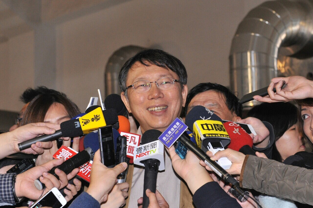 台北市長柯文哲今天自爆，建管處長高文婷已申請調職，這突顯事務官背負太多壓力和責任，例大巨蛋到最後由高文婷一人扛起所有的責任，這是不對的，如何讓這務員安心執法，是他要好好思考的。（圖由北市府提供20150410）
