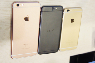 宏達電殺手級產品HTC One A9亮相，但卻被外媒說HTC One A9（中）其實是iPhone 6s Plus（左）和iPhone 6（右）三兄弟中的老二，讓宏達電忍不住反駁是蘋果抄他們的，卻被網友打臉蘋果在iPhone 2G就是金屬機身了。（中央社）