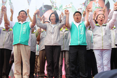 民進黨總統參選人蔡英文（左2）25日出席嘉義縣立委參選人競選總部成立大會，與山區立委參選人陳明文（左）、海區立委參選人蔡易餘（右2）等人攜手造勢。（中央社）