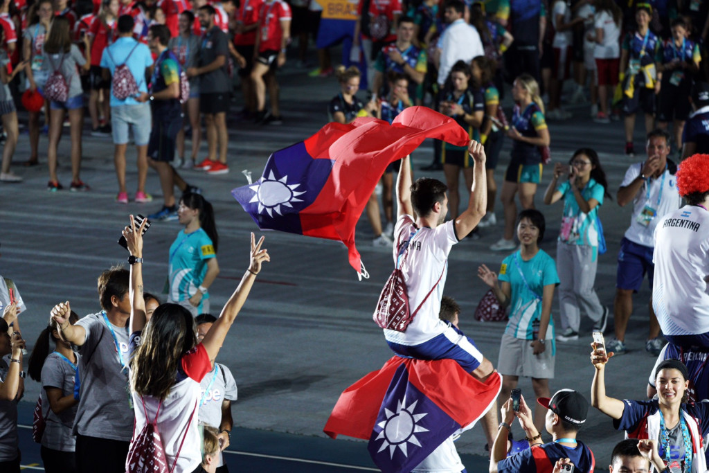 今晚各國選手身披「中華民國旗」，與台灣選手一起進場。圖／張良一攝