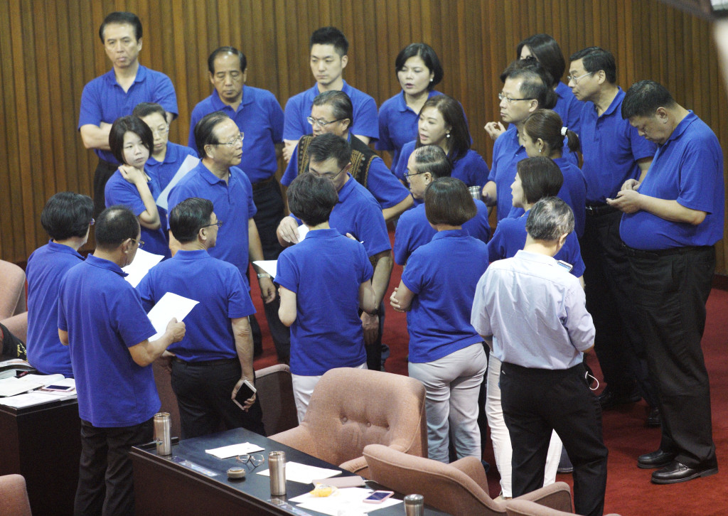 國民黨團立委還學著當在野黨，可是回過頭去檢討，他們當執政黨團的時候，似乎也很不及格！？資料照片 / 張良一