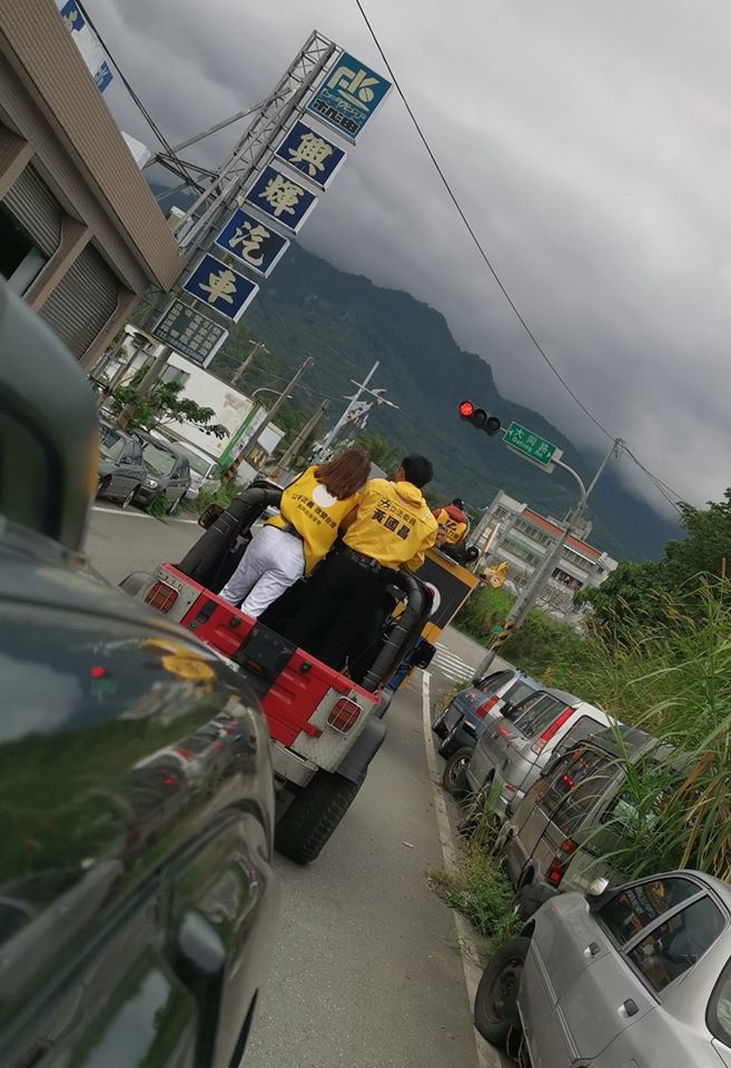 黃國昌車隊1月2日到台東長濱。受難家屬號召了7台車，在路邊等時力要陪黃國昌車隊掃街拜票。當日雖後因黑鷹迫降意外，取消掃街行程，惟黃國昌在臉書PO上圖文說：感動到不知該說什麼。謝謝您們，我們會加油！(圖/普悠瑪事故受難家屬提供)