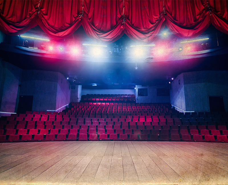 舞台的高低必須符合劇場設計的目的,兒童劇可以低於七十公分,一般劇場以一百公分較符合視線與座位的關係,戶外演出因為是站立,視點被提高,所以在一百二十到一百五十之間。(圖取材於網路)