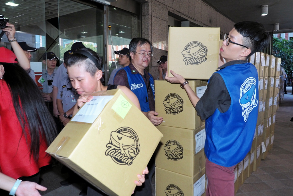 東奧正名志工將公投連署書搬到中選會一樓等待清點。圖／張家銘（民報資料照）