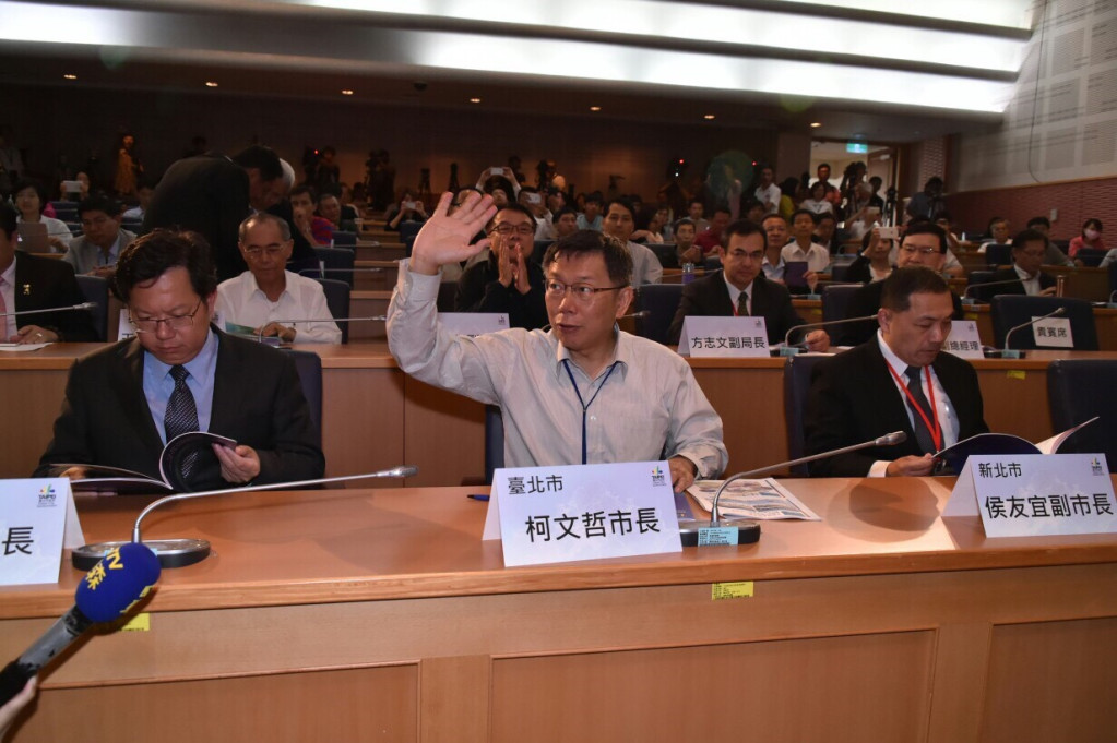 台北市長柯文哲樂見舉辦「台北-香港」雙城論壇，是否邀請香港特首梁振英到台灣？柯文哲說，如果有機會的話，當然可以。（圖北市府提供20151117）