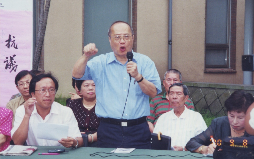 作者回憶：在1971進高醫不久，就在輔導高雄兒童肢障者的「基督教兒童之家」認識永興兄，也機緣先後認識了許多現在社會耳熟能詳的社會人物，從文人陳少廷(站立者)、郭楓、陳冷（女士）、黃春明、李筱峰(左1)等人士。圖／李筱峰提供