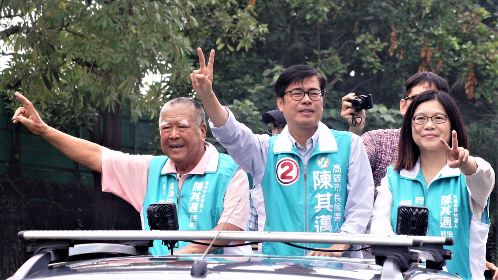 陳其邁今上午到旗津掃街拜票。(圖/陳俊廷)