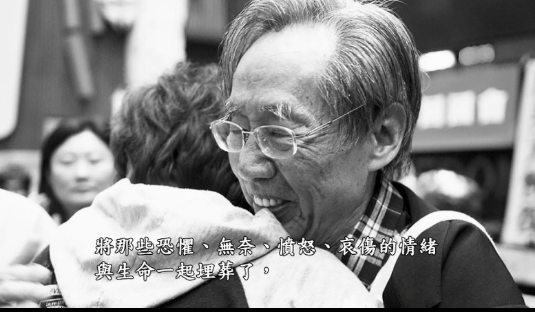 白色恐怖受難者蔡焜霖在記錄片中表示，以為年輕人對他談論過去的歷史沒興趣，不料有學生聽完後跑過去抱著他，感謝自己的故事為學生們帶來勇氣。（圖取自蔡焜霖記錄片畫面）