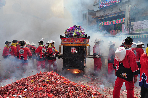 大型媽祖遶境或宮廟活動，燃放鞭炮丶煙火和紙錢是噪音和空氣汙染之源，縣府多管齊下，希能減少改善，利人利己。（摘自網路）