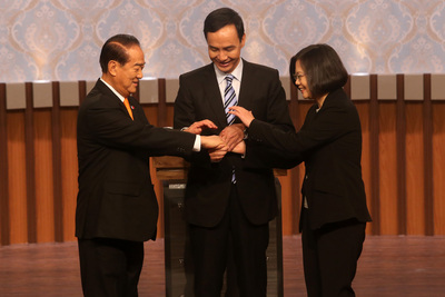 總統辯論的模式應該要檢討了啦！看這種握手的方式就覺得很low。（圖中央社提供資料照片）