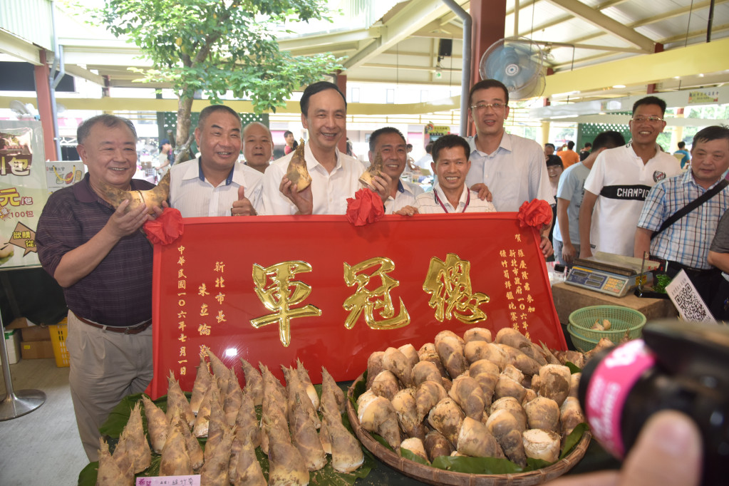 炎夏爽口的綠竹筍「當時行」！新北市政府今（1）日在北市「希望廣場」舉行綠竹筍展售會，現場也頒獎給新北綠竹筍評鑑比賽的獲獎農友。新店地區筍農張慶隆擊敗70位各區高手，奪得「新北筍王」寶座，並同時以優良的外觀獲得「美筍王」的雙料殊榮。圖／新北市農業局提供