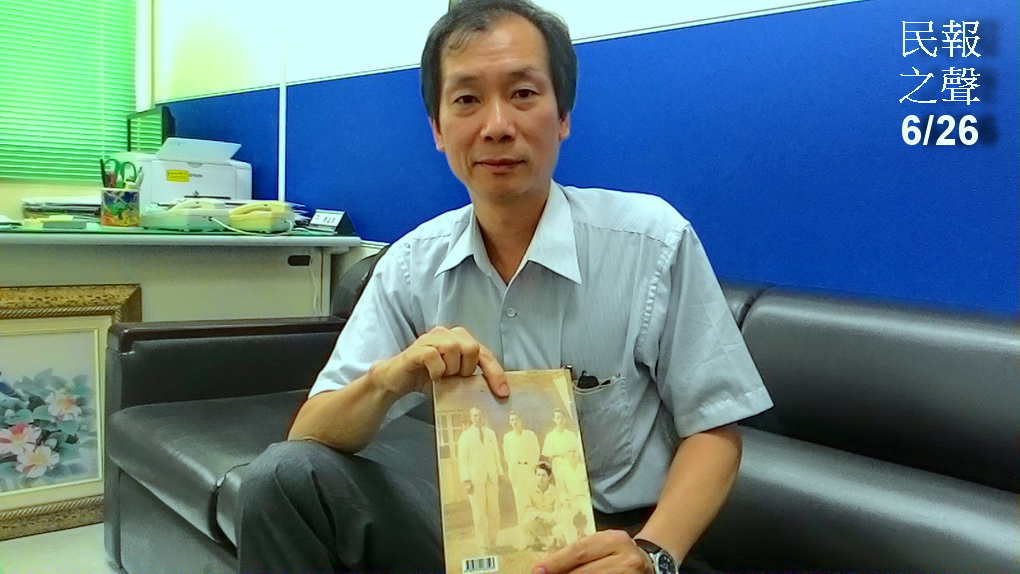 許正宗指「時代光影中的老街行腳」背面頁中間的主角係其父親(記者陳俊廷攝)