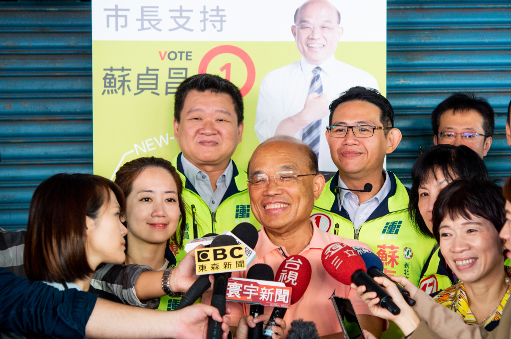 民進黨新北市長候選人蘇貞昌表示，他的政見有4萬字，侯友宜只有1千3百字，「誰才是提出政見的人，很清楚」。圖／蘇競辦